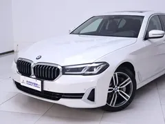 2022 BMW 5 Series 530Li Leading Luxury Package, белый — фото 3