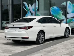 2022 Lexus ES 300h Excellence, белый — фото 14