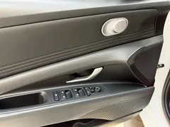 2022 Hyundai Elantra 1.5L CVT LUX Premium, белый — фото 5