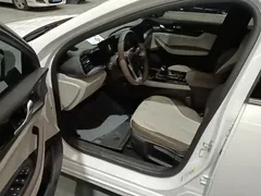 2024 BYD Qin PLUS Honor DM-i PHEV 55km Leading, белый — фото 16