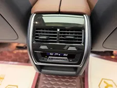 2023 BMW X7 xDrive40i Luxury Package, чёрный — фото 11