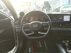 2022 Hyundai Elantra 1.5L CVT LUX Premium, белый — фото 11