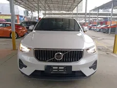 2023 Volvo XC40 Luxury, белый — фото 3