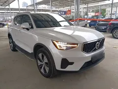 2023 Volvo XC40 Luxury, белый — фото 4
