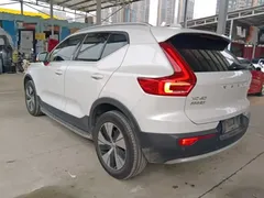 2023 Volvo XC40 Luxury, белый — фото 5