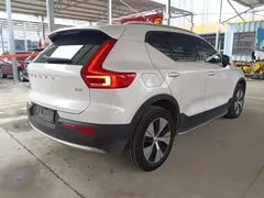 2023 Volvo XC40 Luxury, белый — фото 7