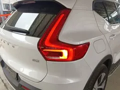 2023 Volvo XC40 Luxury, белый — фото 8