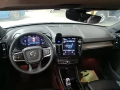 2023 Volvo XC40 Luxury, белый — фото 10