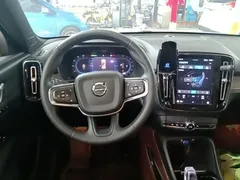 2023 Volvo XC40 Luxury, белый — фото 11