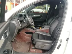2023 Volvo XC40 Luxury, белый — фото 15