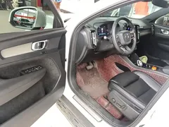 2023 Volvo XC40 Luxury, белый — фото 16
