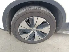 2023 Volvo XC40 Luxury, белый — фото 23