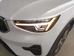 2023 Volvo XC40 Luxury, белый — фото 24