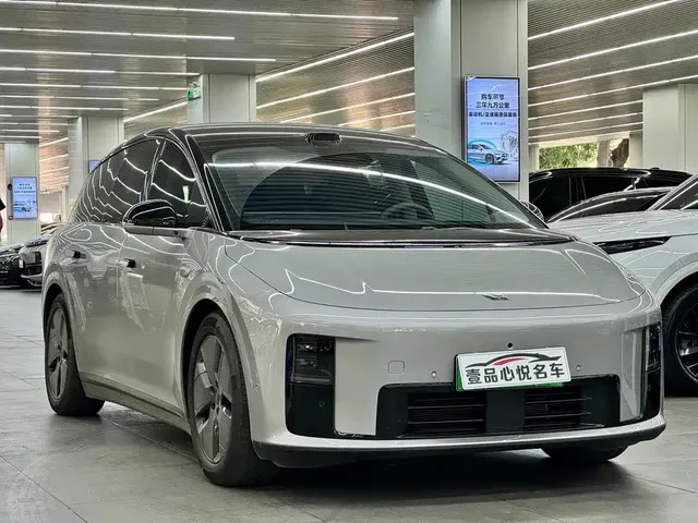 2025 Li Auto i8 Standard