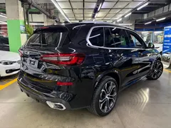 2022 BMW X5 40Li Premium M Sport Package, чёрный — фото 4