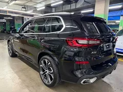2022 BMW X5 40Li Premium M Sport Package, чёрный — фото 6
