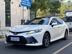 2023 Toyota Camry Hybrid 2.5HG Luxury, белый — фото 1