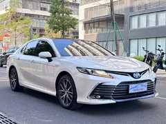 2023 Toyota Camry Hybrid 2.5HG Luxury, белый — фото 3