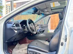 2023 Toyota Camry Hybrid 2.5HG Luxury, белый — фото 8