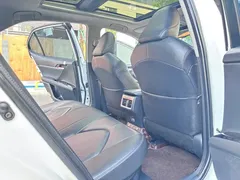 2023 Toyota Camry Hybrid 2.5HG Luxury, белый — фото 12