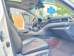 2023 Toyota Camry Hybrid 2.5HG Luxury, белый — фото 13