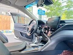 2023 Toyota Camry Hybrid 2.5HG Luxury, белый — фото 14