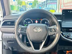 2023 Toyota Camry Hybrid 2.5HG Luxury, белый — фото 15