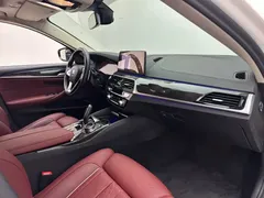 2021 BMW 5 Series 530Li Premium Luxury Package, белый — фото 11