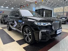 2022 BMW X7 xDrive40i Premium M Sport Package, чёрный — фото 3