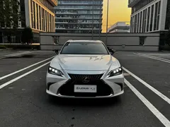 2021 Lexus ES 300h Hybrid Premium, белый — фото 2