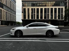 2021 Lexus ES 300h Hybrid Premium, белый — фото 8