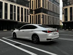 2021 Lexus ES 300h Hybrid Premium, белый — фото 9