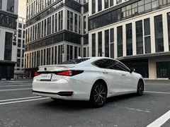 2021 Lexus ES 300h Hybrid Premium, белый — фото 11