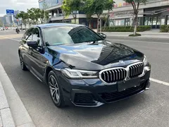 2022 BMW 5 Series 525Li M Sport Package, чёрный — фото 3