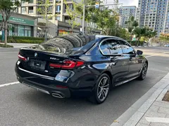 2022 BMW 5 Series 525Li M Sport Package, чёрный — фото 13