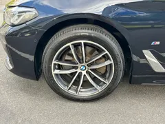 2022 BMW 5 Series 525Li M Sport Package, чёрный — фото 15