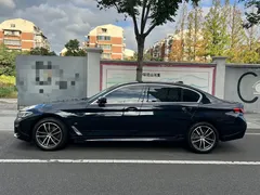 2022 BMW 5 Series 525Li M Sport Package, чёрный — фото 17
