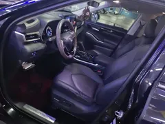 2022 Toyota Highlander Hybrid 2.5L 4WD Premium 7-seat, чёрный — фото 9