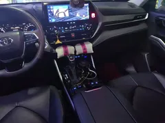 2022 Toyota Highlander Hybrid 2.5L 4WD Premium 7-seat, чёрный — фото 16