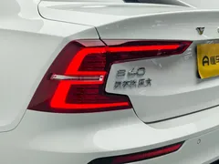 2024 Volvo S60 B5 Sport, белый — фото 18