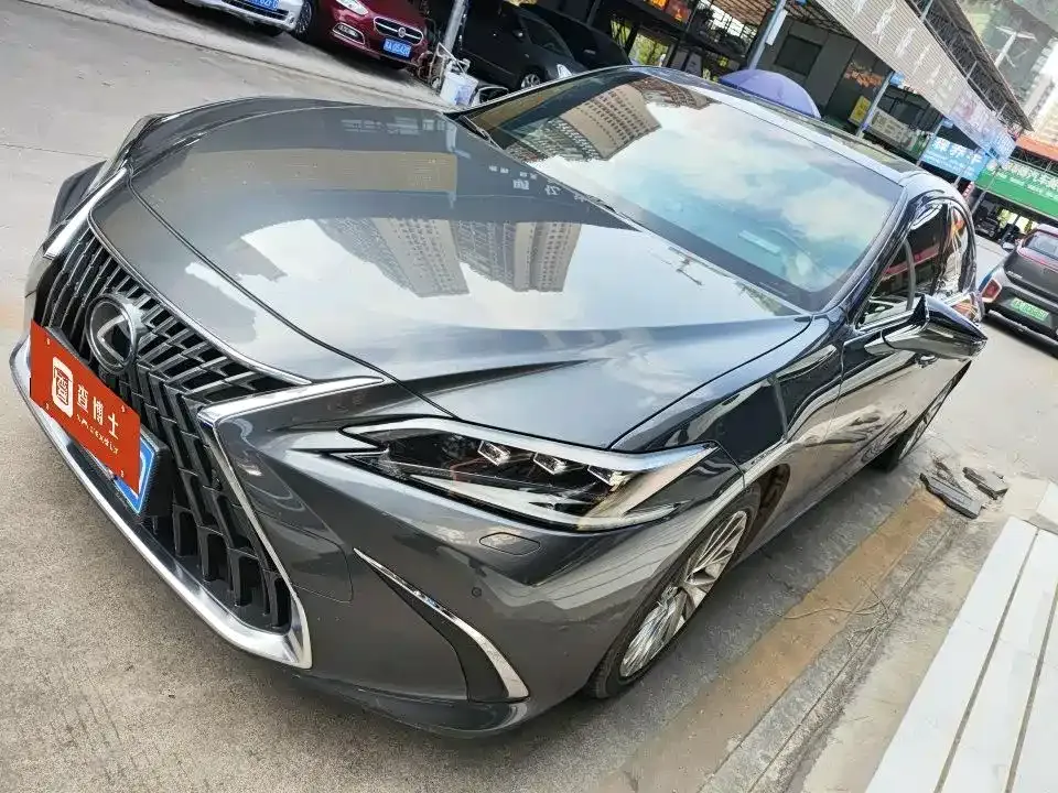2022 Lexus ES 300h Executive