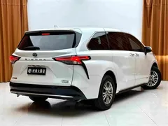 2023 Toyota Sienna 2.5L Hybrid Premium, белый — фото 4