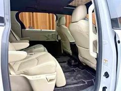 2023 Toyota Sienna 2.5L Hybrid Premium, белый — фото 8