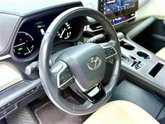 2023 Toyota Sienna 2.5L Hybrid Premium, белый — фото 11