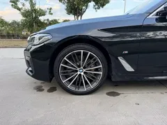 2022 BMW 5 Series 530Li Leading M Sport Package, чёрный — фото 5