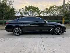 2022 BMW 5 Series 530Li Leading M Sport Package, чёрный — фото 8