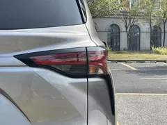 2023 Toyota Sienna 2.5L Hybrid Platinum — фото 10