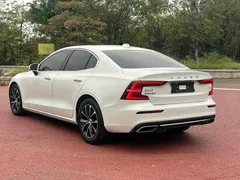 2021 Volvo S60 T4 Luxury, белый — фото 4