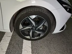 2022 Hyundai Elantra 1.5L CVT LUX Premium, белый — фото 24