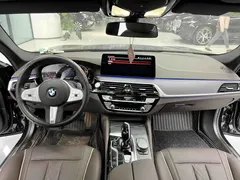 2023 BMW 5 Series 530Li Leading M Sport Package, чёрный — фото 4